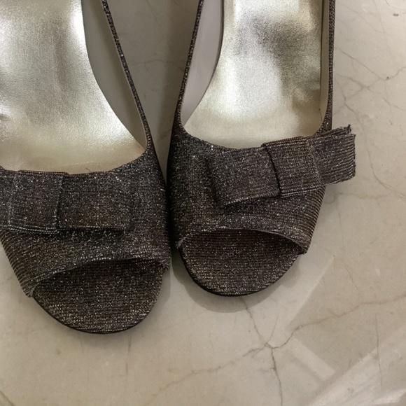 Stuart Weitzman Glitter Pumps Silver & Gold Shimmer Peep Toe Heels Size 8 - Picture 7 of 9